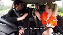 play Blondynka w okularach zostaje zerżnięta w samochodzie po intensywnym palcowaniu i namiętnym seksie oralnym