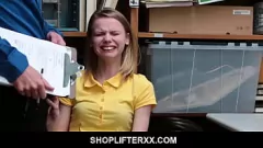 play Catarina Petrov, a ladrão de lojas, tem sua buceta comida pelo segurança