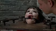 play O micuță supusă asiatică este futută și călușată cu un penis masiv într-o scenă de sclavie hardcore