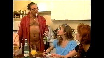 play Filmy Xnxx dla dorosłych z pijanym tatą, który rucha obie córki
