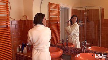 play Cinthia Puppe nimmt einen Blowjob in der Dusche und bekommt Sperma auf ihre Titten