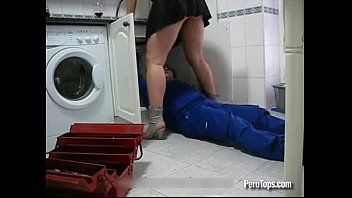 play Ragazza con un grosso culo scopata da un idraulico sul pavimento