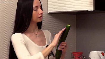 play La donna inserisce un cetriolo molto grande nella sua figa