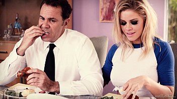 play Film Xnxx con uomini che danno la lingua dopo cena