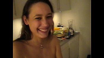 play Baise amateur avec un sourire en suçant une bite si petite
