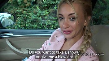 play Die Blondine mit den kleinen Brüsten im Badezimmer lässt ihren Mann sie fest in den Arsch lecken