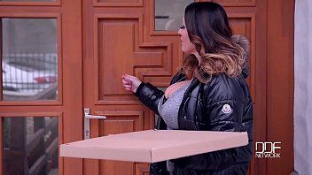 play Il vient de l'armée et la baise dans le cul xnxx avec de la graisse il vient avec une pizza pour faire l'amour