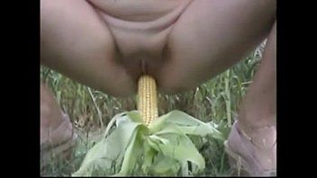 play Mulher enfia uma espiga de milho na buceta porque não tem pau pra comer