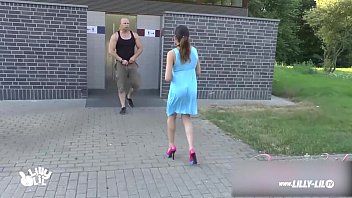 play Seks publiczny z uroczą młodą damą, która publicznie śledzi mężczyzn