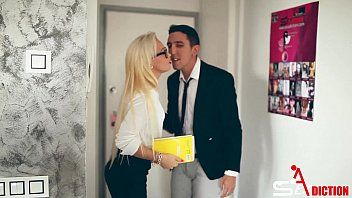 play Blond sekretarka rucha mężczyzn, którzy mogą być klientami