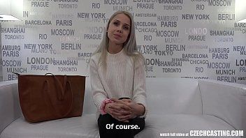 play Die geile Blondine fickt ihre Muschi viel und intensiv