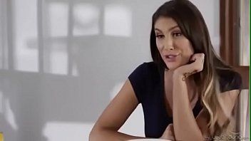 play Duas boas mulheres entram embaixo da mesa e lambem sua bucetinha