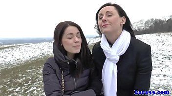 play Uma lésbica madura e uma adolescente balançam a cabeça juntas