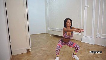 play Diese rumänische Frau hat einen wunderschönen Körper und treibt Sport in ihrer nackten Muschi