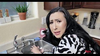 play Une brune est filmée en train de baiser dans la cuisine