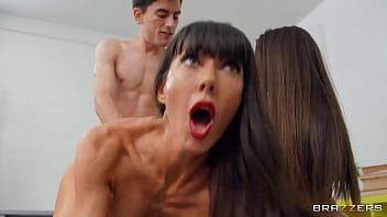 play De teef krijgt dubbele kutseks met een orgasme