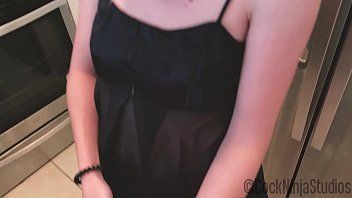 Petite amie MILF super bien roulée a des relations sexuelles avec un adolescent avec un petit pénis