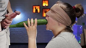 play Esta linda garrapata quiere que la chupes