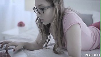 play Il touche sa chatte très sensuellement et passe sa main dans sa culotte
