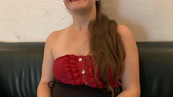 play De borsten van deze dorpeling zijn erg groot en ze wil orale xxx en sensuele xxx doen