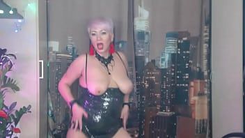 play Vagabunda com um corte de cabelo muito curto que se excita com um vibrador