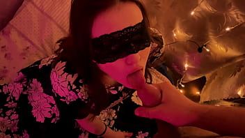 play Questa bellissima bionda con labbra carnose e rossetto indossa una maschera per gli occhi