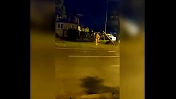 play Una giovane donna super sexy penetra su una panchina mentre aspetta il trasporto pubblico
