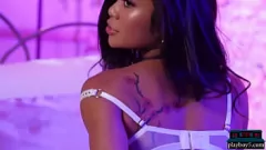 play La adolescente asiática Vina Sky en medias posando para Pornhub