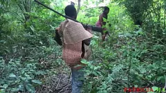 play In mezzo alla foresta: il cacciatore e la moglie del re in un volgare rapporto a tre