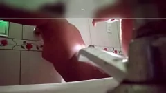 play Moglie pazza mi tradisce: noto la sua sessione di sesso anale con il vicino e decido di fare uno spioncino nel bagno