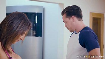 play Sarah jay penetrata da uno nella figa e tra le sue grandi tette