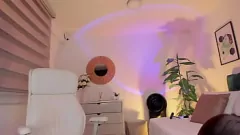 play La calda teenager latina Miss Charlotte si masturba con il vibratore in cam