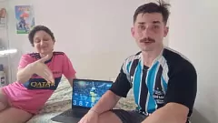 play Seksowna Gostosa wygrywa zakład na piłkę nożną i zostaje wypełniona dużym kutasem
