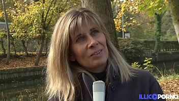 play De blonde journalist neukt met twee mooie en sterke collega's in de lul