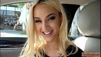 play Xnxx com uma senhora loira no carro para o aniversário dela