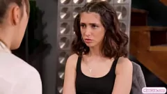 play Brunette lesbiennes likken en vuisten in een gepassioneerde ontmoeting