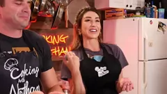 play Christiana Cinn dostaje się osobiście: wywiad z barem w bikini z Nathanem Bronsonem