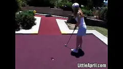 play Drobna blondynka nastolatka „Little April” cieszy się na świeżym powietrzu