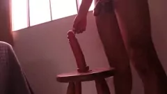 play La séance d'entraînement en solo devient très chaud avec des godes grands et moyens