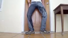 play يائسة شقراء تنقع الجينز مع دش ذهبي و cums الصعب