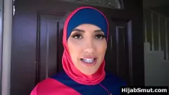 play Moslimhuisvrouw betaalt huur met hete Arabische seks: Chloe Amour in Jilbab-kleding bedriegt man