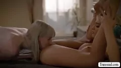 play T-Girl tatuada le hace una mamada y una garganta profunda a su mejor amiga